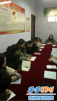 新进的年轻教师在认真聆听 新进的年轻教师在认真聆听