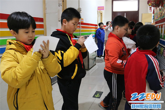 2.小评委们认真打分 2.小评委们认真打分