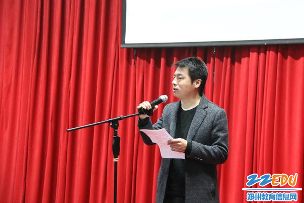 4、高三年级长李子秋老师为同学们鼓励加油