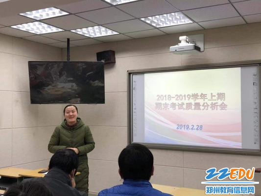 年级长张小青主持会议 年级长张小青主持会议