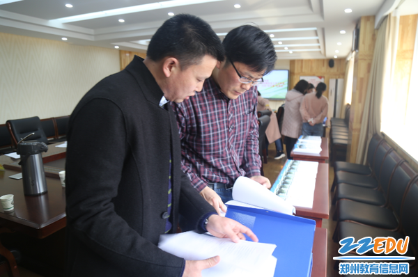 检查组查看资料 检查组查看资料