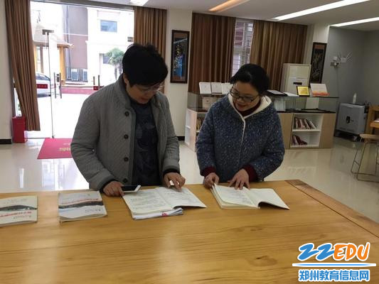 国际部校长彭安荣和主任臧亦新检查教师教学设计 国际部校长彭安荣和主任臧亦新检查教师教学设计