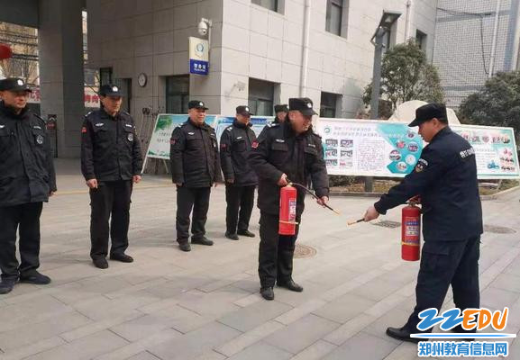 保安人员演练安全器械 保安人员演练安全器械