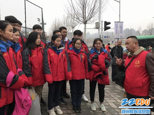 弥新 代代相传 郑州31·103中启动雷锋志愿服