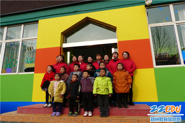 国旗下歌唱《学习雷锋好榜样》 国旗下歌唱《学习雷锋好榜样》