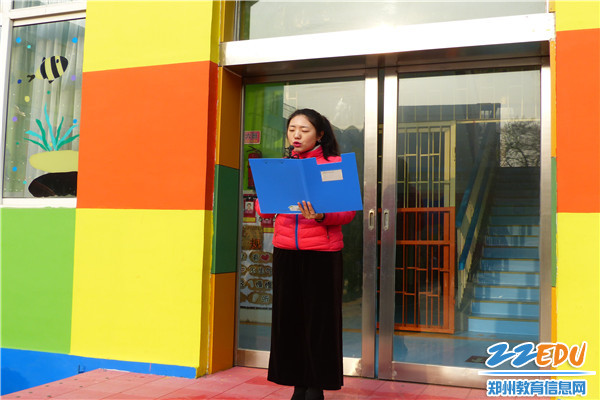 志愿者代表李垚老师宣读《“小手拉大手 文明中牟一起走”倡议书》 志愿者代表李垚老师宣读《“小手拉大手 文明中牟一起走”倡议书》