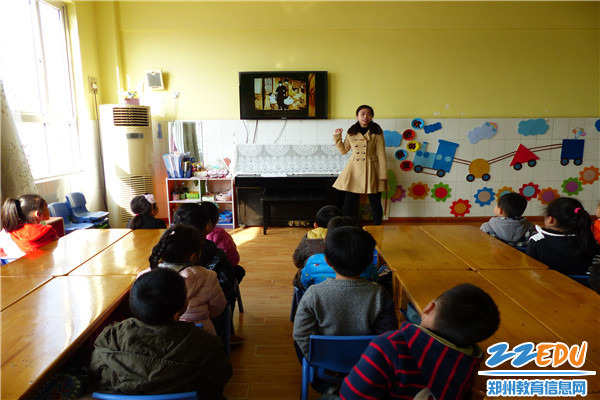 老师给幼儿讲雷锋的先进感人事迹 老师给幼儿讲雷锋的先进感人事迹