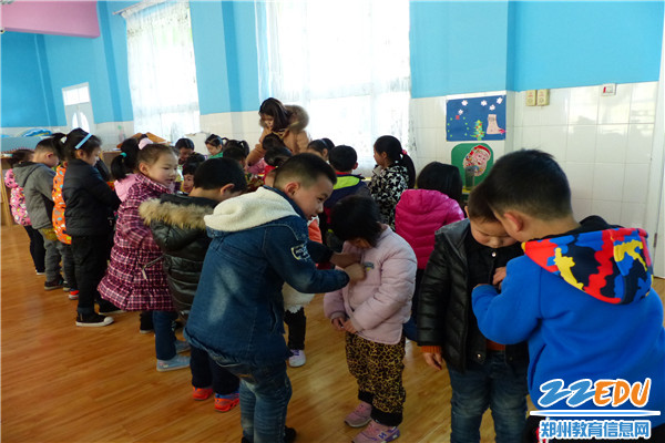 大班的哥哥姐姐教小班弟弟妹妹扣扣子 大班的哥哥姐姐教小班弟弟妹妹扣扣子