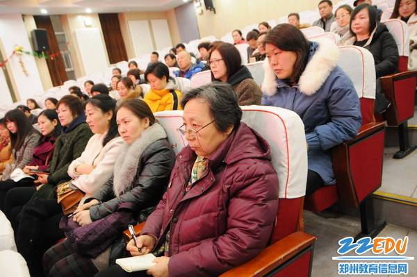 认真听讲座的家长 认真听讲座的家长