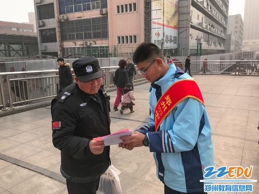 3学生志愿者向行人宣传爱护市容相关知识 3学生志愿者向行人宣传爱护市容相关知识