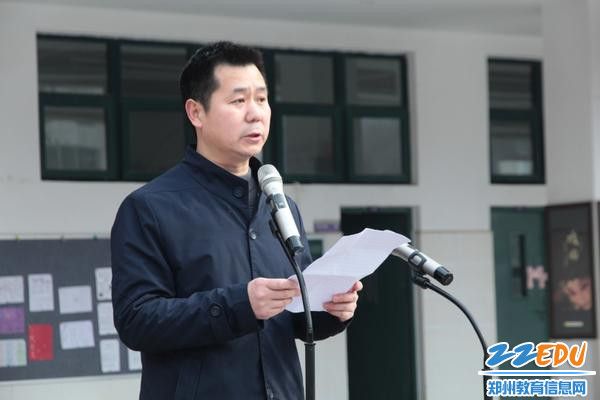 IMG_1徐植民副校长在升旗仪式上发表讲话，号召全体师生践行雷锋精神