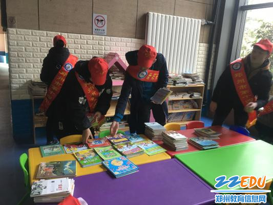 2.来到社区活动中心整理图书 2.来到社区活动中心整理图书