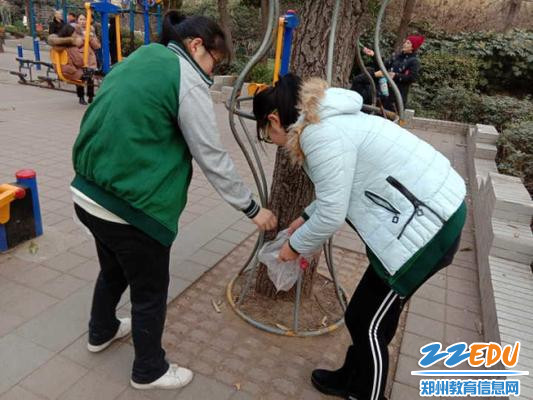 4.人名公园清理地面垃圾 4.人名公园清理地面垃圾