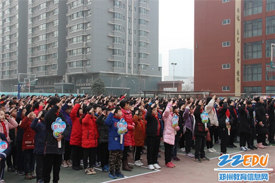 全体学生敬队礼 全体学生敬队礼