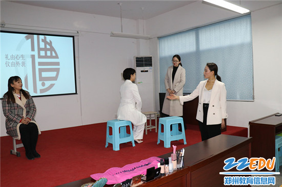 2 示范规范的坐姿 2 示范规范的坐姿