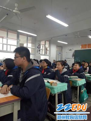 听讲投入的同学们