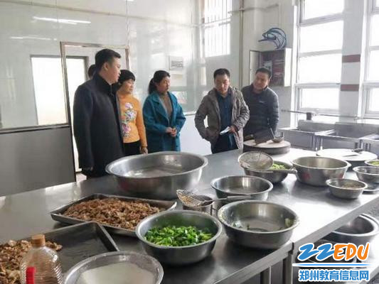 检查组查看餐厅后厨_调整大小 检查组查看餐厅后厨_调整大小