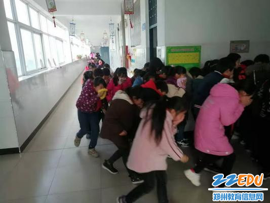 同学们安全撤离_调整大小 同学们安全撤离_调整大小