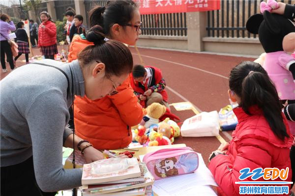 2家长朋友积极参与到活动中来 2家长朋友积极参与到活动中来