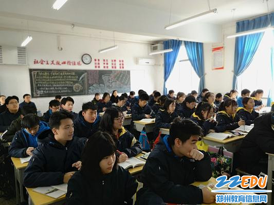 课堂上学生认真听讲_副本 课堂上学生认真听讲_副本