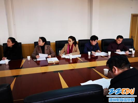 检查组成员认真听取汇报_副本 检查组成员认真听取汇报_副本