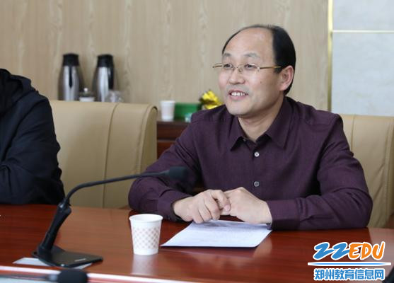 校长孟天义汇报学校课程建设情况 校长孟天义汇报学校课程建设情况