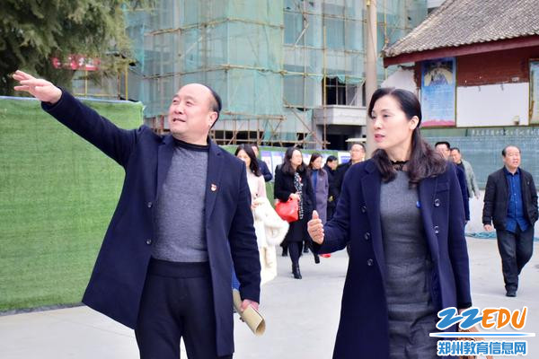 1.卢氏县实验中学校长莫焕章热情欢迎郑州47中初中校区执行校长肖国红带领的送课团队 1.卢氏县实验中学校长莫焕章热情欢迎郑州47中初中校区执行校长肖国红带领的送课团队