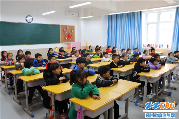 5 同学们认真观看雷锋电影 5 同学们认真观看雷锋电影