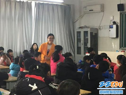 2 姜老师倾听孩子诵读的声音 2 姜老师倾听孩子诵读的声音