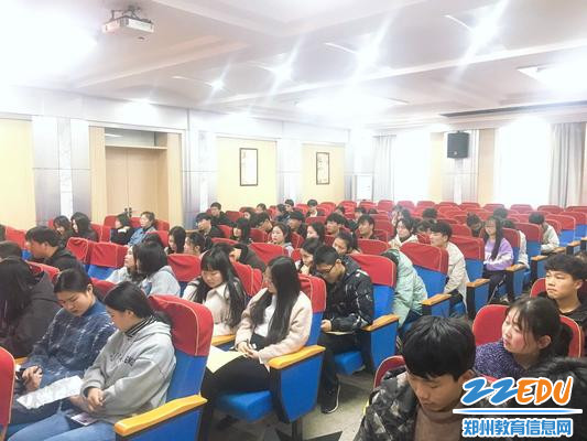 学生在仔细学习培训内容 学生在仔细学习培训内容