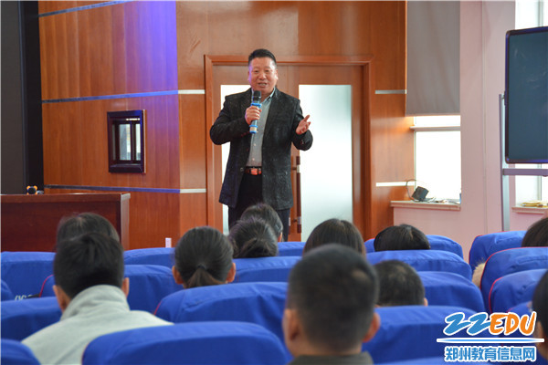 校长张仁杰做总结发言 校长张仁杰做总结发言