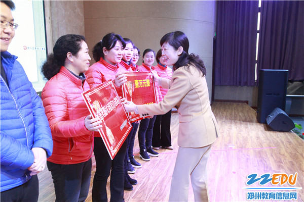 “王桂英数学成长营”授牌仪式 “王桂英数学成长营”授牌仪式