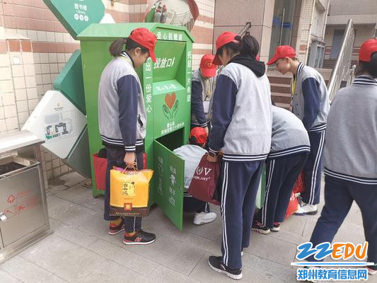 4、志愿者们把衣物从爱心箱里取出 4、志愿者们把衣物从爱心箱里取出