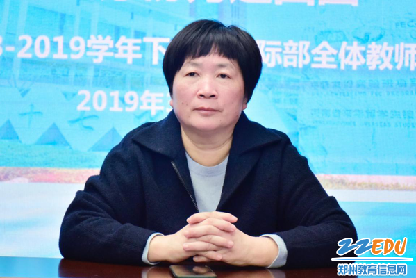 郑州47中工会主席刘鹏云出席会议 郑州47中工会主席刘鹏云出席会议