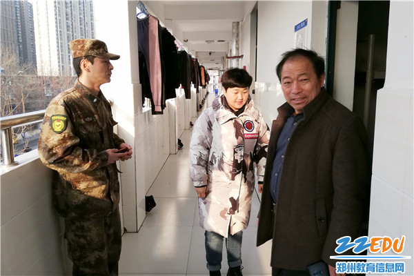 2高勤华副校长、团委书记刘波与教官一起检查宿舍内务 2高勤华副校长、团委书记刘波与教官一起检查宿舍内务