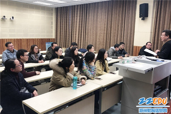 3参会青年教师认真聆听 3参会青年教师认真聆听