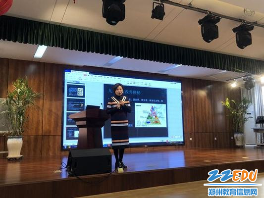 陈玉老师生动的讲授养生知识