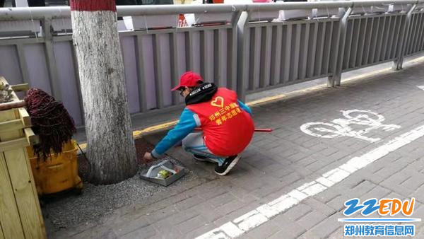 志愿者身体力行清洁道路 志愿者身体力行清洁道路