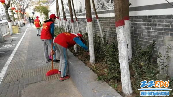 志愿者们在清扫花坛里的垃圾 志愿者们在清扫花坛里的垃圾