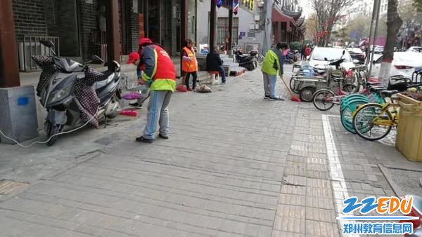 志愿者们在清扫街道 志愿者们在清扫街道