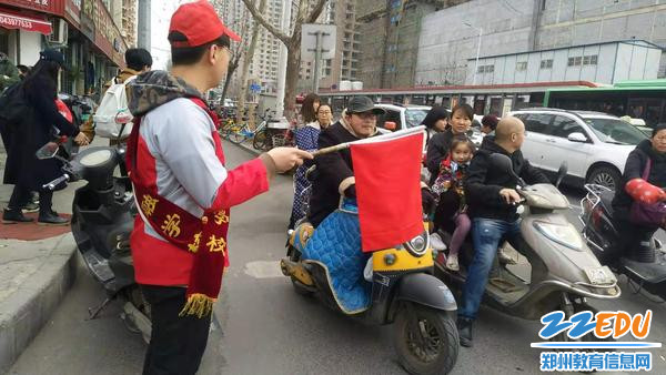 学生志愿者指挥交通 学生志愿者指挥交通