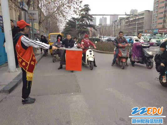 志愿者正在指挥交通 志愿者正在指挥交通