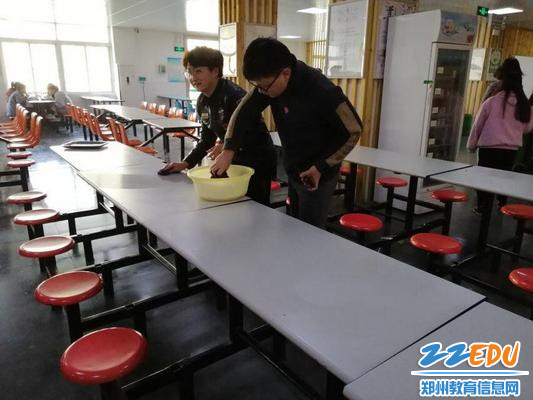 帮助餐厅清洁环境 帮助餐厅清洁环境