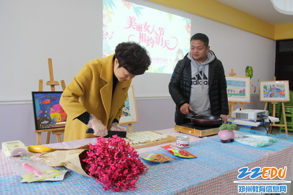 杨丽梅校长切牛轧糖_调整大小 杨丽梅校长切牛轧糖_调整大小