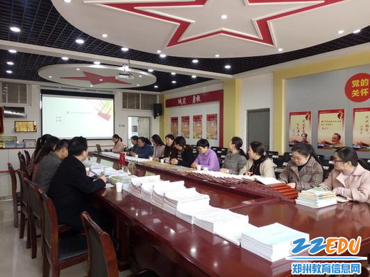 侯校长在做道德课堂汇报_调整大小 侯校长在做道德课堂汇报_调整大小