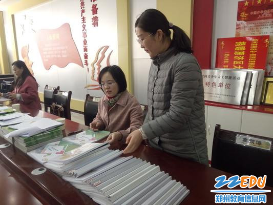 检查组成员在查阅档案资料 (2)_调整大小 检查组成员在查阅档案资料 (2)_调整大小