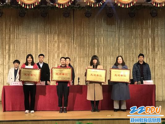 3.8 先进单位上台领奖_调整大小 3.8 先进单位上台领奖_调整大小