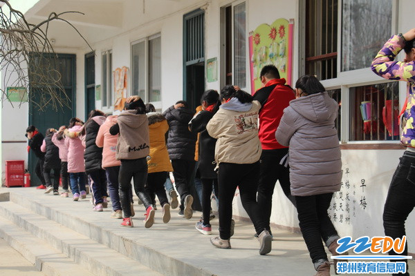 高年级学生安全疏散_调整大小 高年级学生安全疏散_调整大小