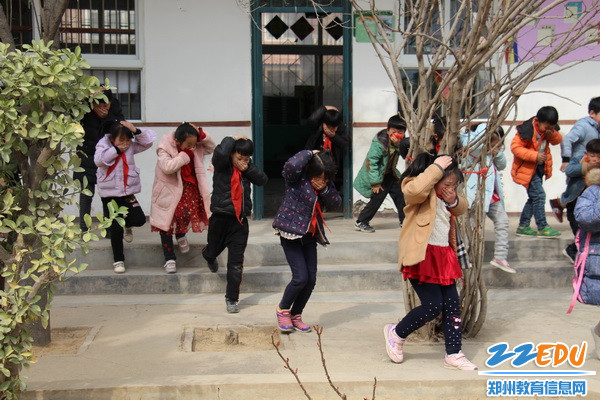 学生弯腰、掩口鼻依次疏散_调整大小 学生弯腰、掩口鼻依次疏散_调整大小