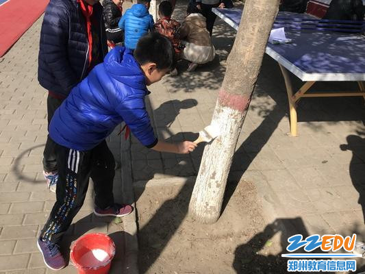 3.12 薛岗小学学生为校园树木刷新衣_调整大小 3.12 薛岗小学学生为校园树木刷新衣_调整大小